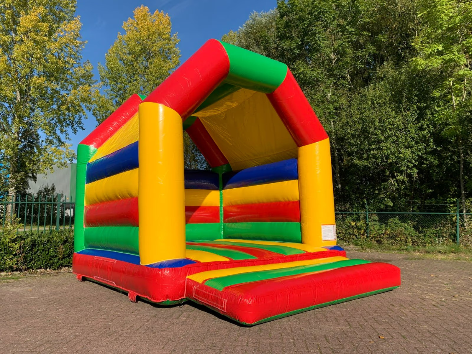 Bunte Hüpfburg zum Mieten im Chiemgau